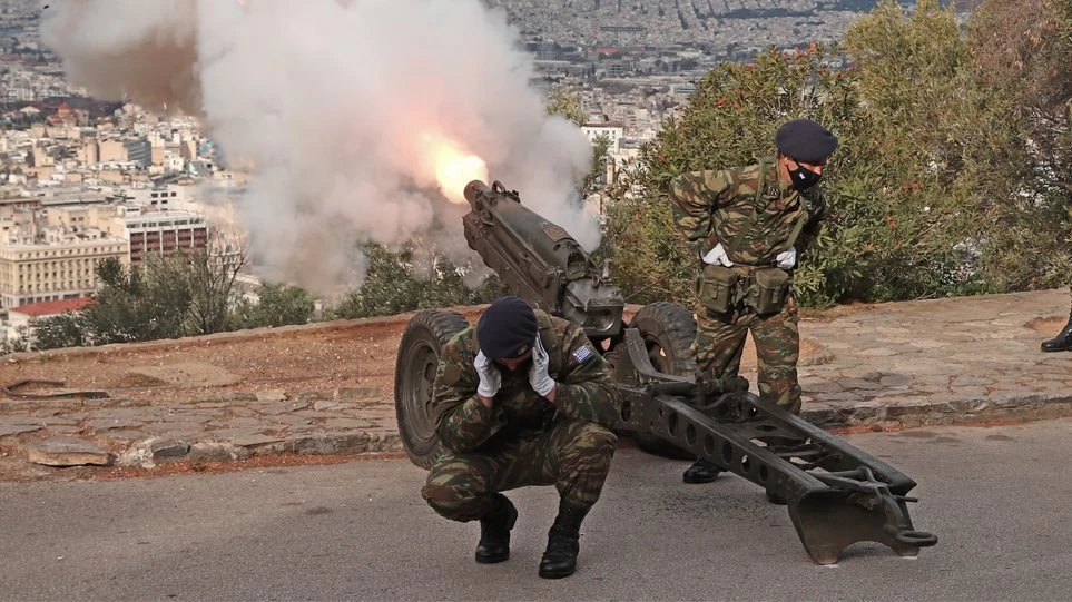 Ρίγη συγκίνησης! Η έναρξη των εορτασμών με 21 κανονιοβολισμούς από τον Λυκαβηττό (βίντεο)